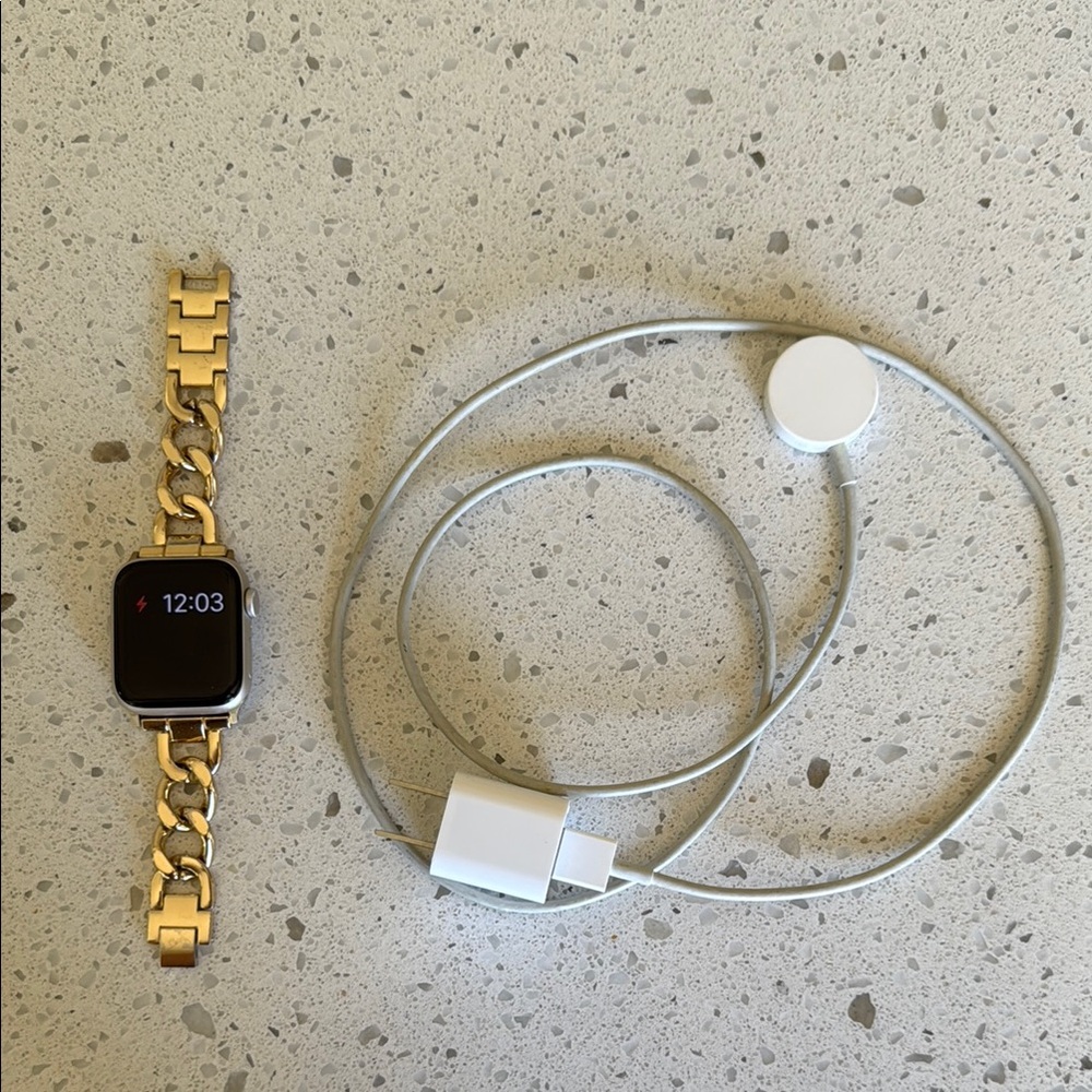Apple Watch SE 40mm Starlight Aluminum with Band and Charger